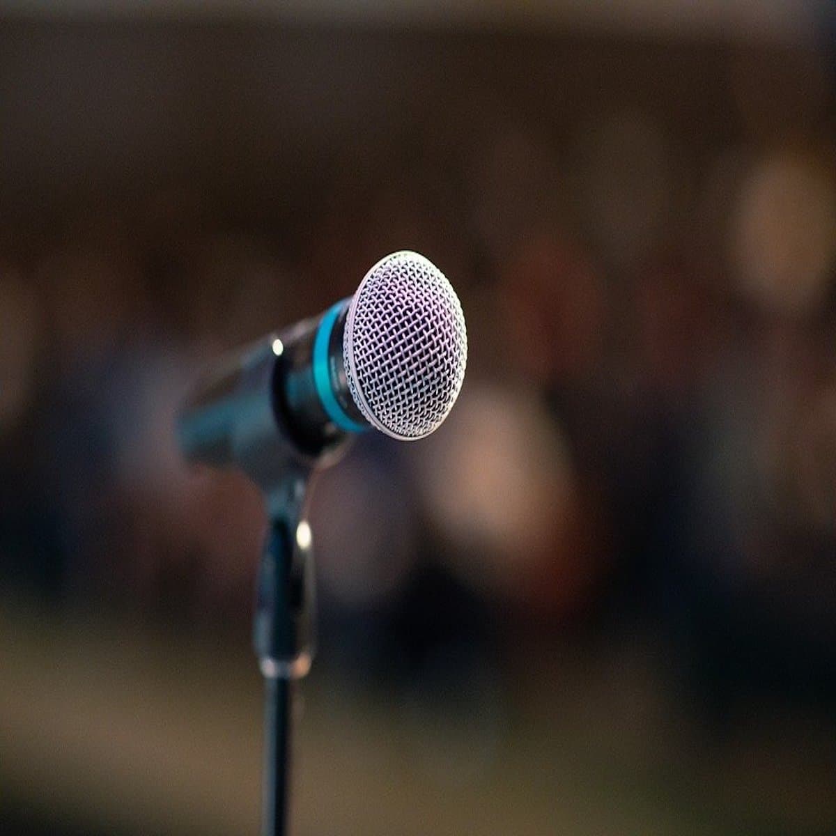 5 Simple Tips on How to Build Confidence in Public Speaking - Positivity Stories